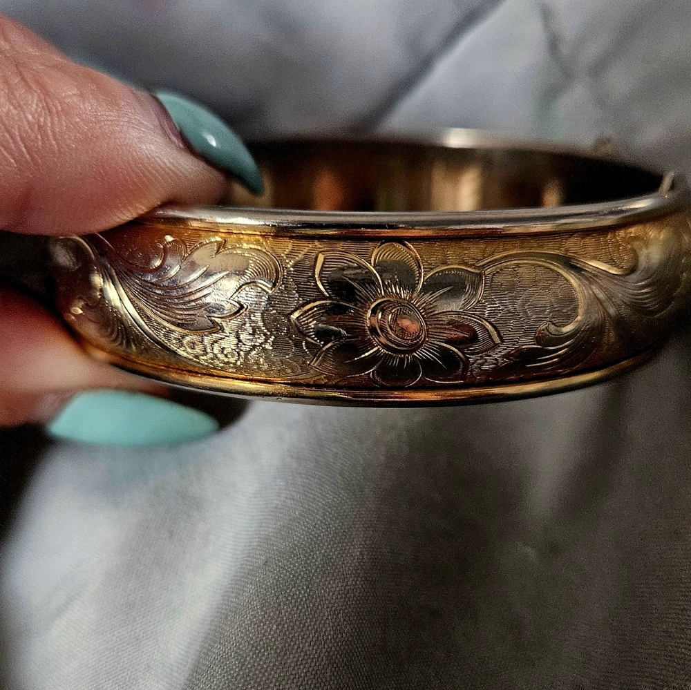 Vintage hinged gold bracelet with etched flowers